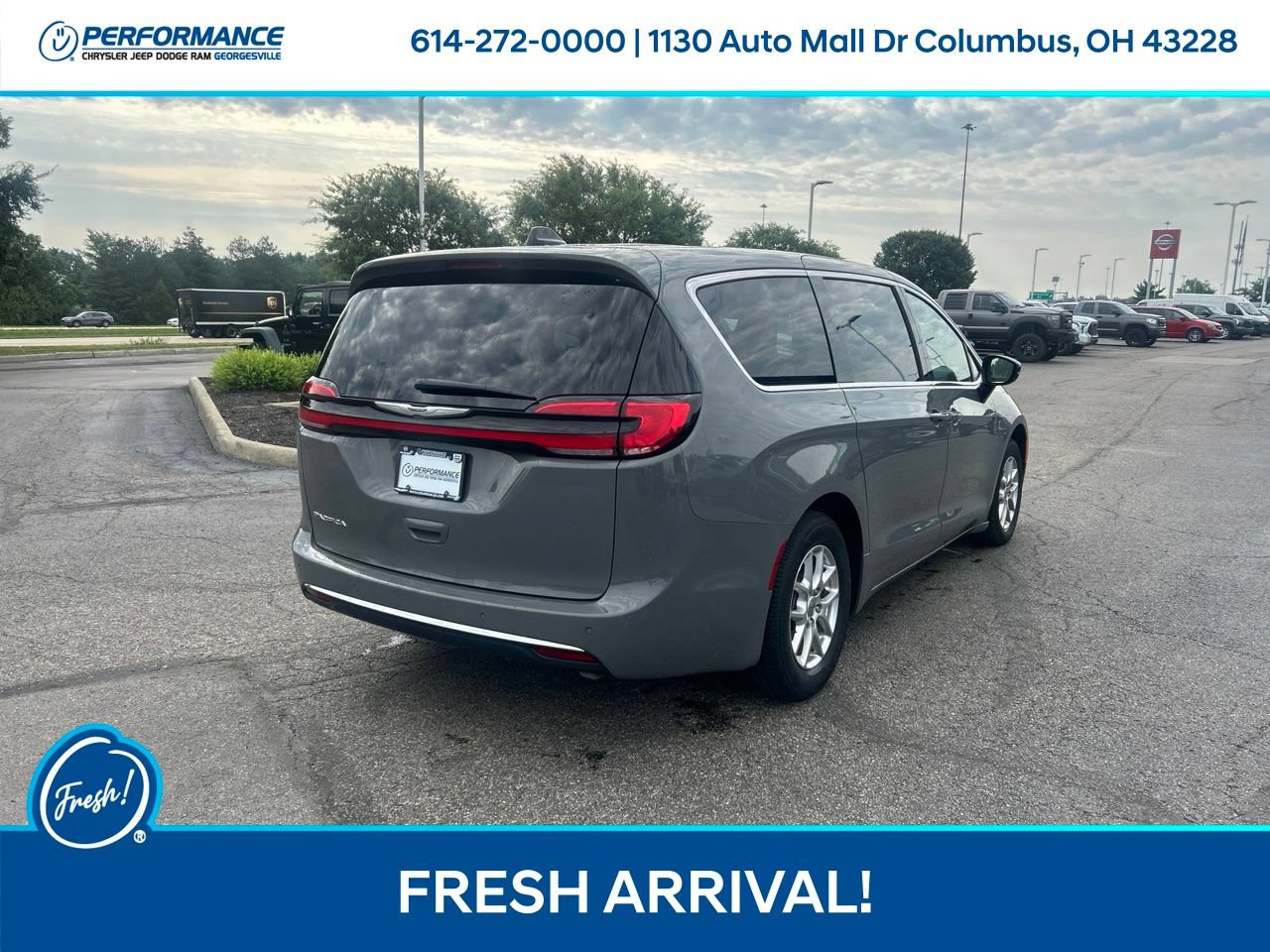 Used 2025 Chrysler Pacifica Select FWD image 4