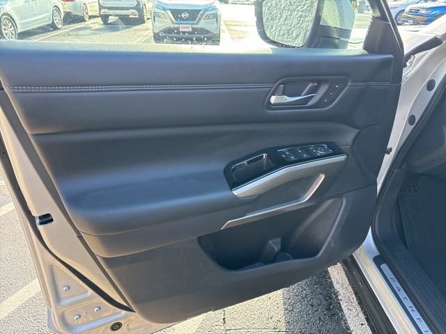 Used 2024 Nissan Pathfinder Platinum w/ Cargo Package image 13