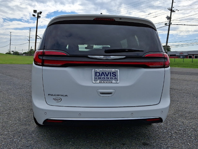 Used 2024 Chrysler Pacifica Touring-L FWD image 6