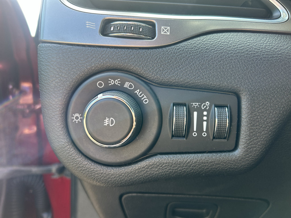 Used 2021 Jeep Cherokee Latitude Plus AWD/4WD image 17