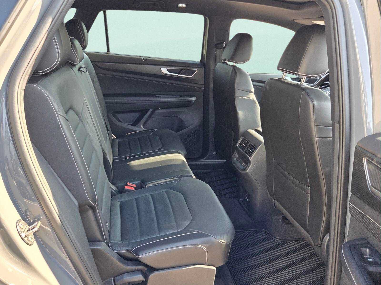 Used 2024 Volkswagen Atlas Cross Sport SEL R-Line AWD/4WD image 19