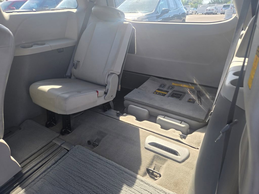 Used 2014 Toyota Sienna XLE image 9