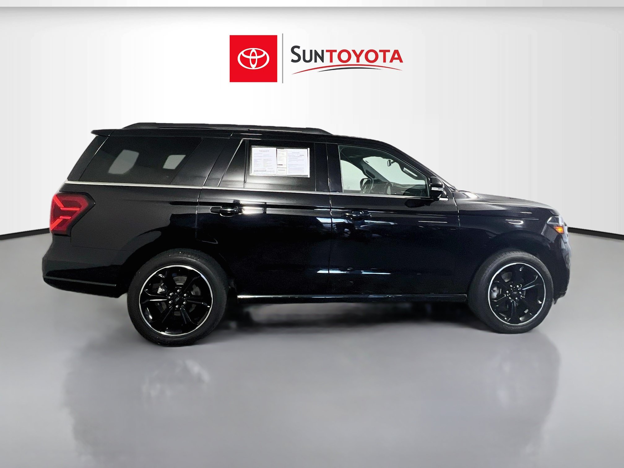 Used 2023 Ford Expedition Limited AWD/4WD image 2