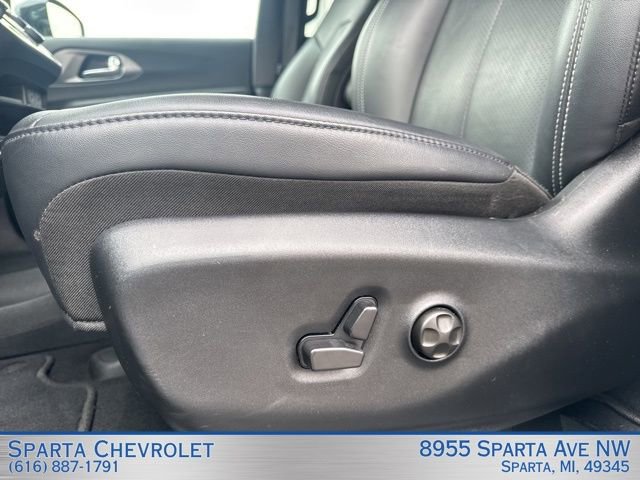 Used 2025 Chrysler Pacifica Select image 11