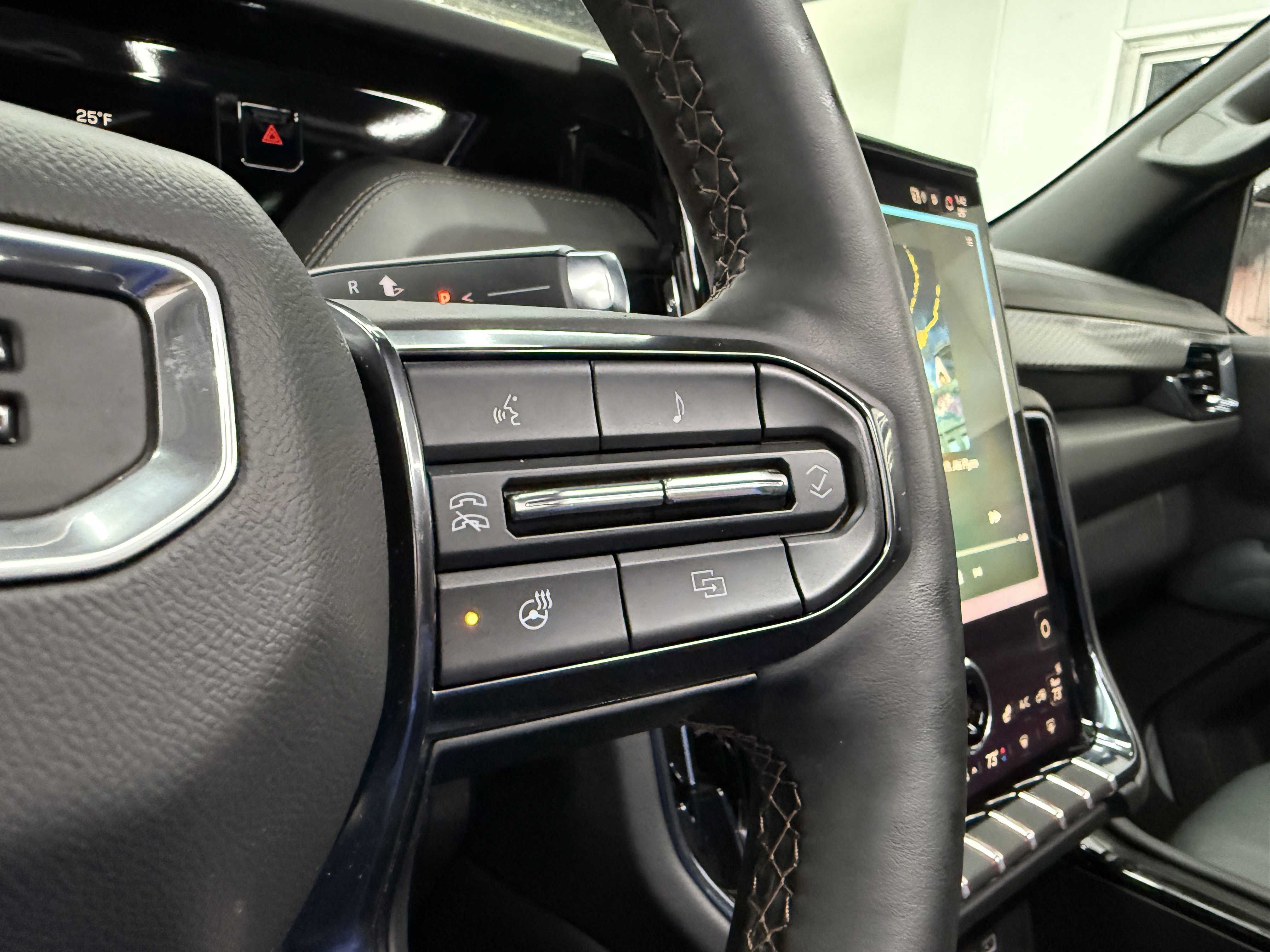 Used 2025 GMC Yukon XL AT4 image 17