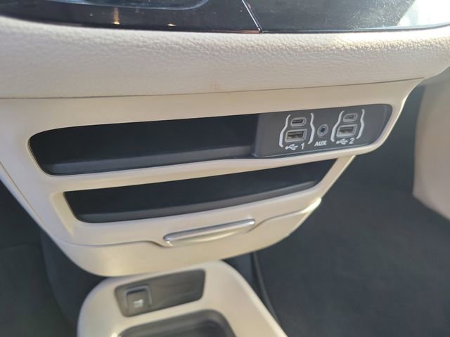 Used 2023 Chrysler Pacifica Touring-L FWD image 25
