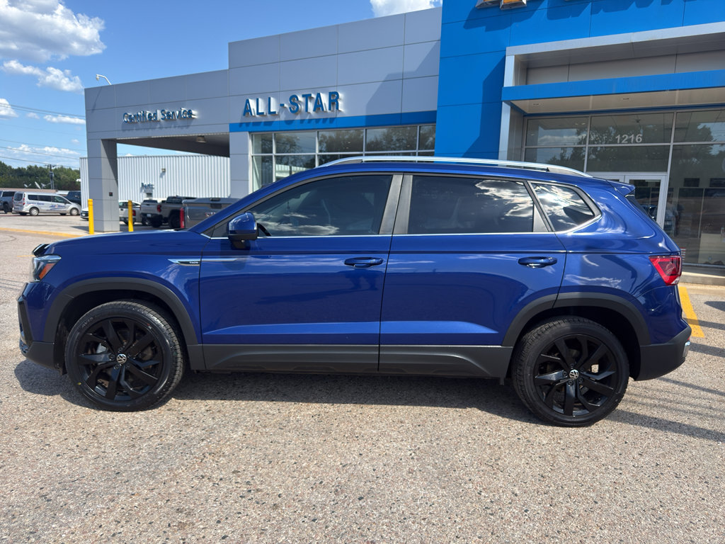 Used 2023 Volkswagen Taos SE w/ Panoramic Sunroof Package FWD image 4