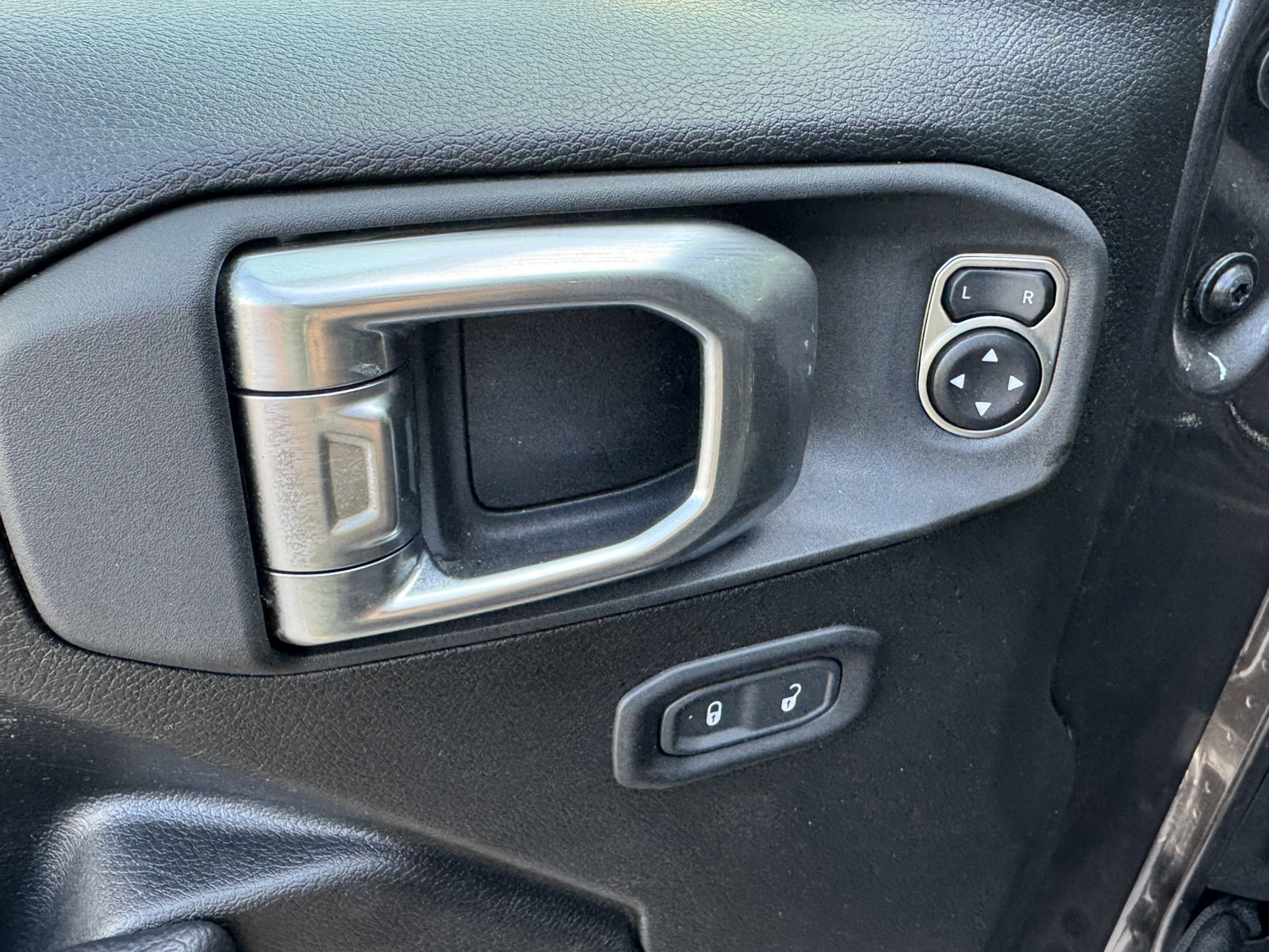Used 2025 Jeep Wrangler Willys AWD/4WD image 11