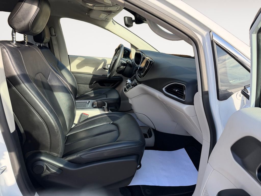 Used 2024 Chrysler Pacifica Touring-L image 26