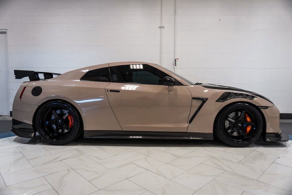 Used 2017 Nissan GT-R Premium AWD/4WD image 9
