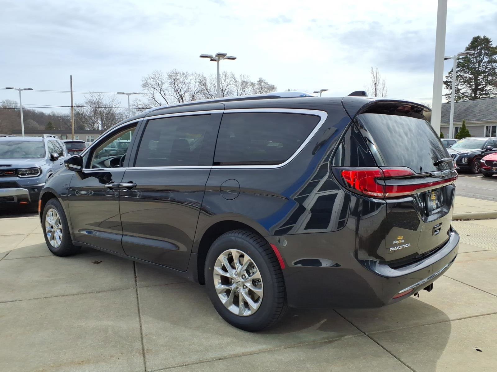 Used 2021 Chrysler Pacifica Touring-L image 8