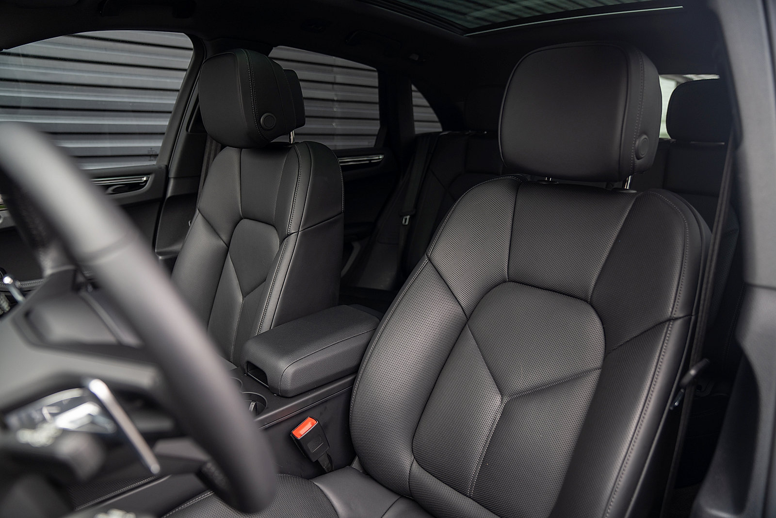 Certified 2026 Porsche Macan AWD/4WD image 5