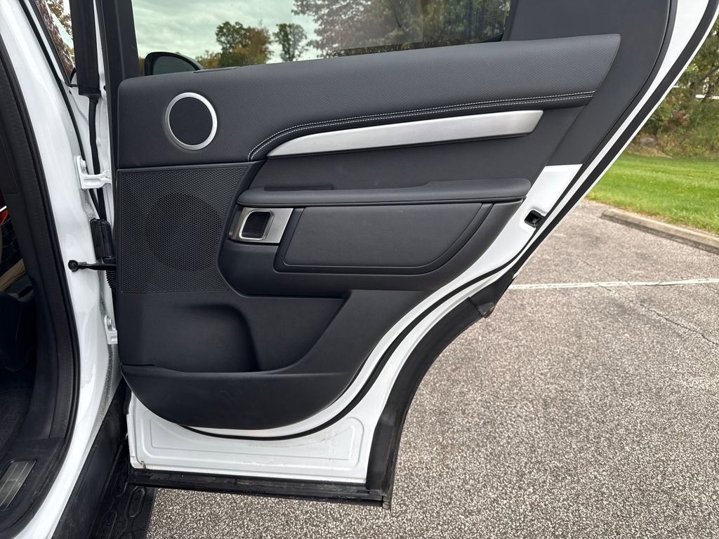 New 2025 Land Rover Discovery Dynamic SE image 17