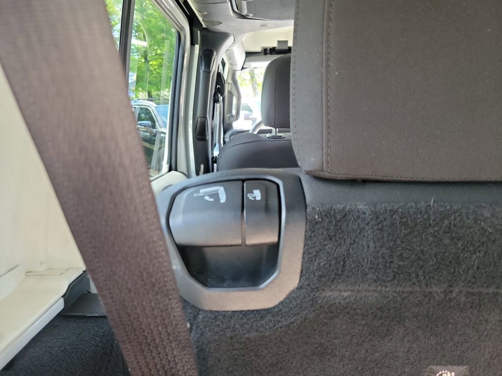 Used 2018 Jeep Wrangler Unlimited Sahara AWD/4WD image 31