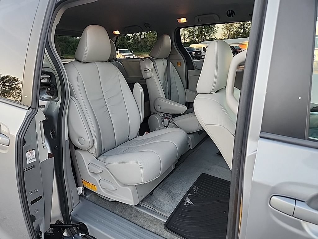 Used 2011 Toyota Sienna XLE FWD image 35