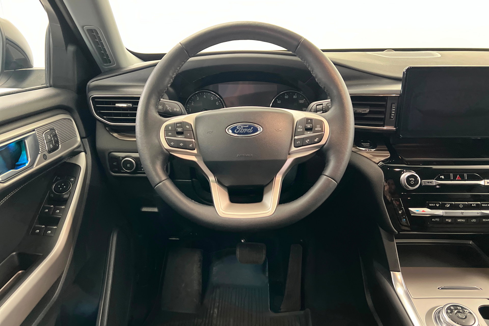 Used 2024 Ford Explorer Limited w/ Equipment Group 301A AWD/4WD image 12