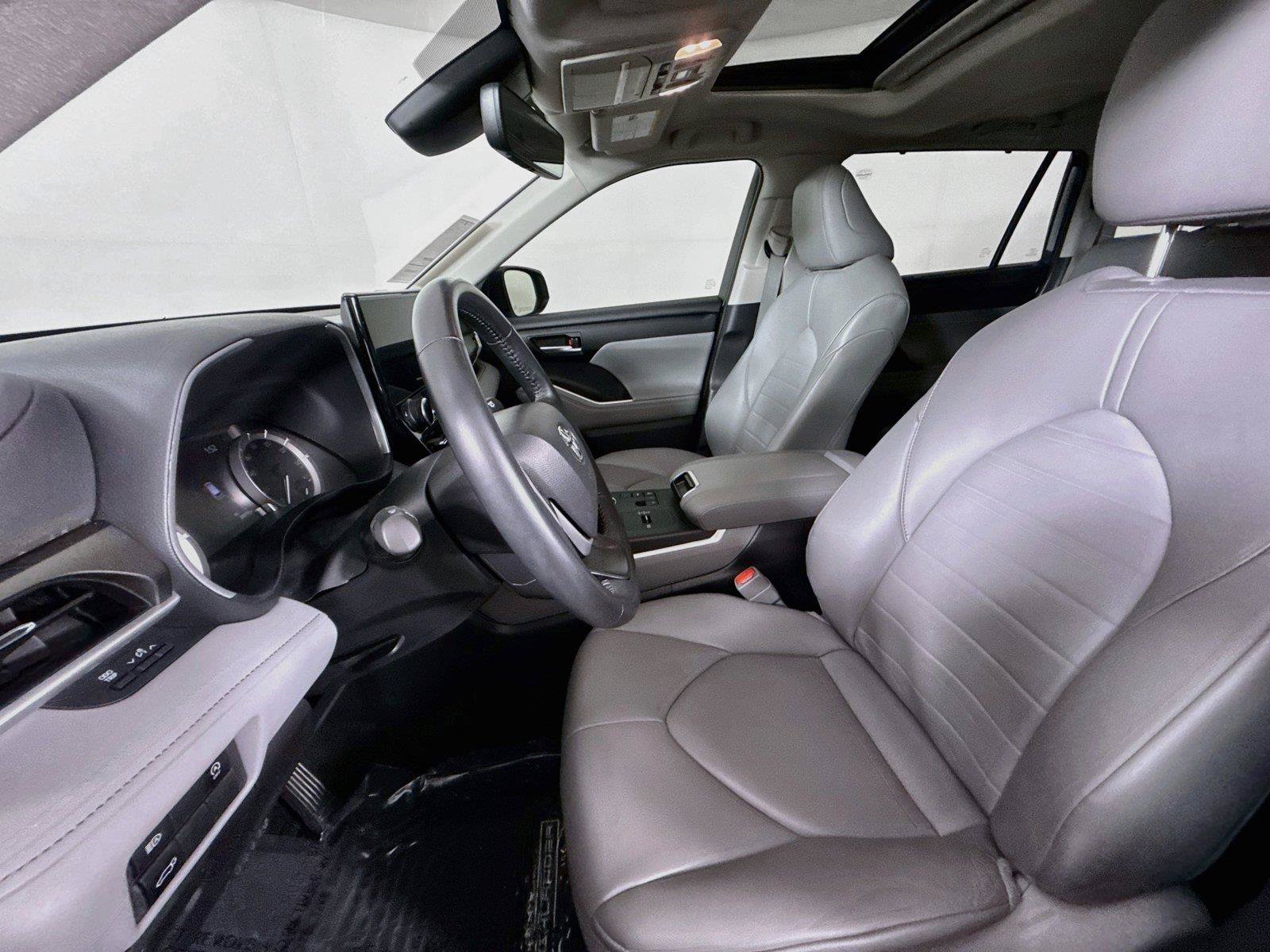 Used 2023 Toyota Highlander XLE FWD image 3