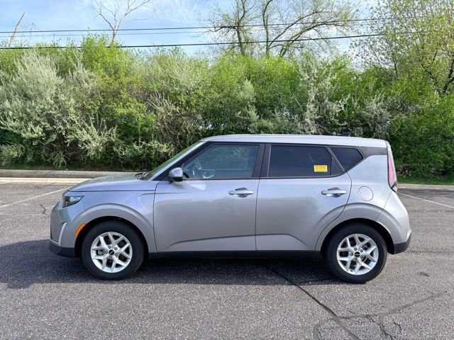 Used 2025 Kia Soul LX w/ LX Technology Package FWD image 2