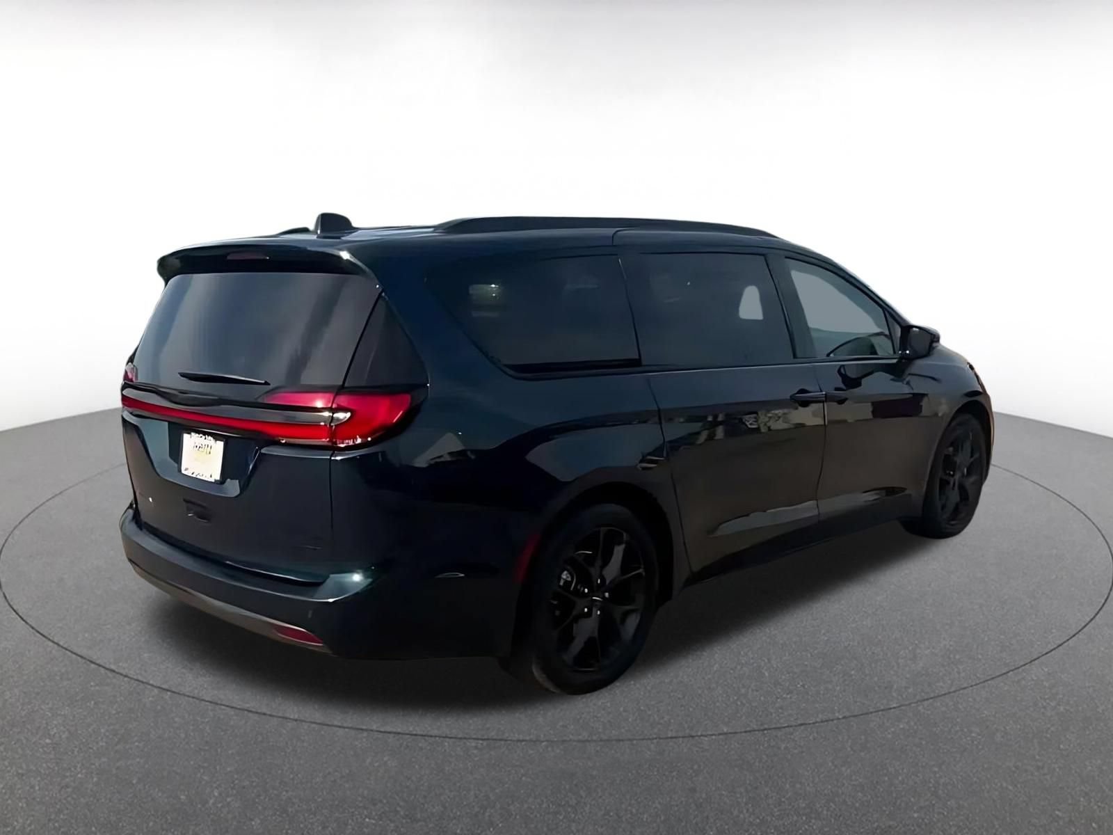 Used 2025 Chrysler Pacifica Limited FWD image 13