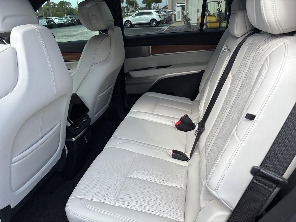 Used 2026 Cadillac Vistiq Luxury w/ LPO, Premium Carpet Package image 13