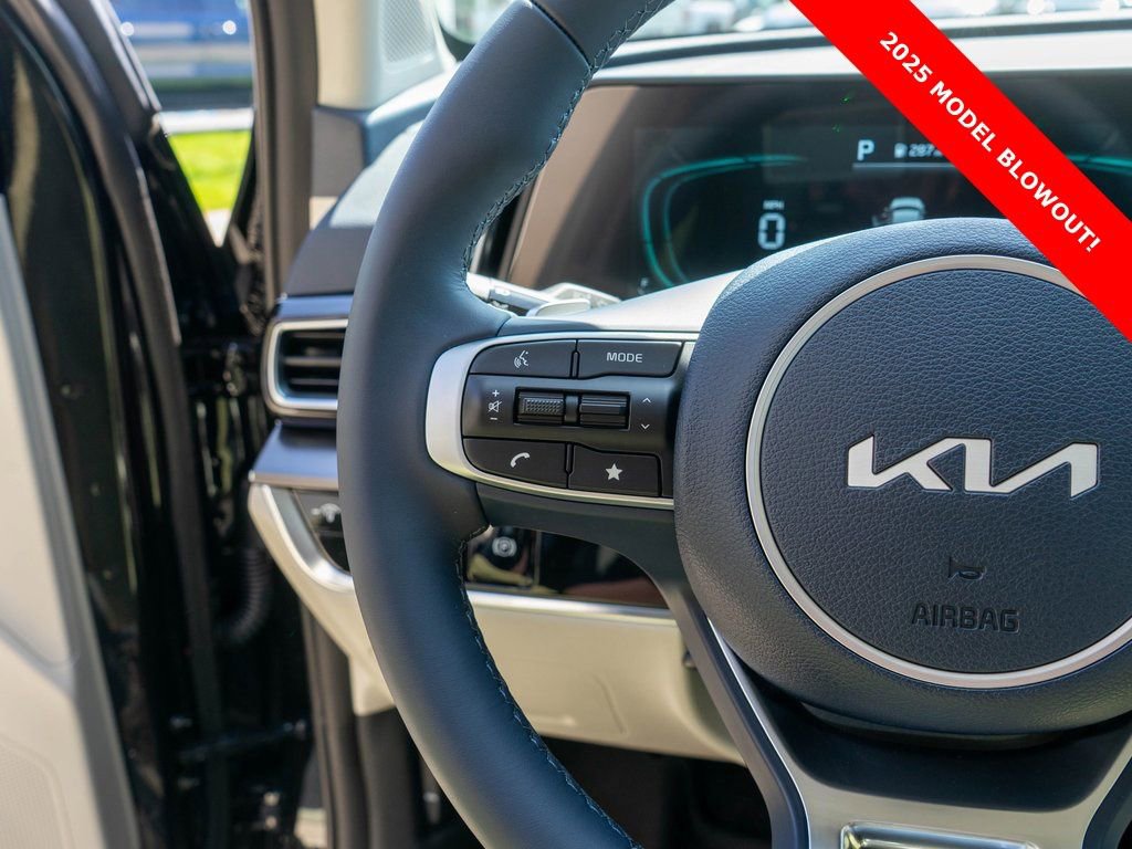 New 2025 Kia Sportage EX image 18