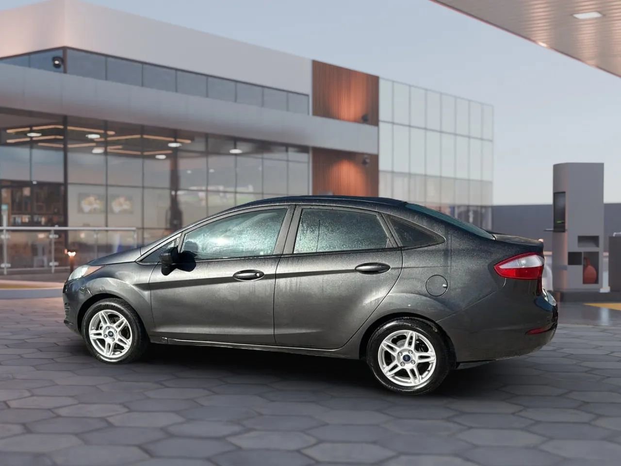 Used 2018 Ford Fiesta SE FWD image 3