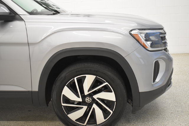 Used 2025 Volkswagen Atlas SE AWD/4WD image 13