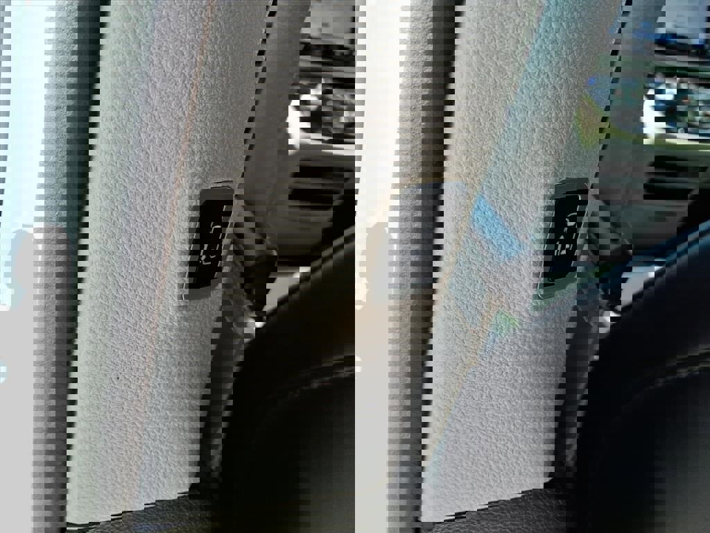 Used 2024 Chrysler Pacifica Select image 15