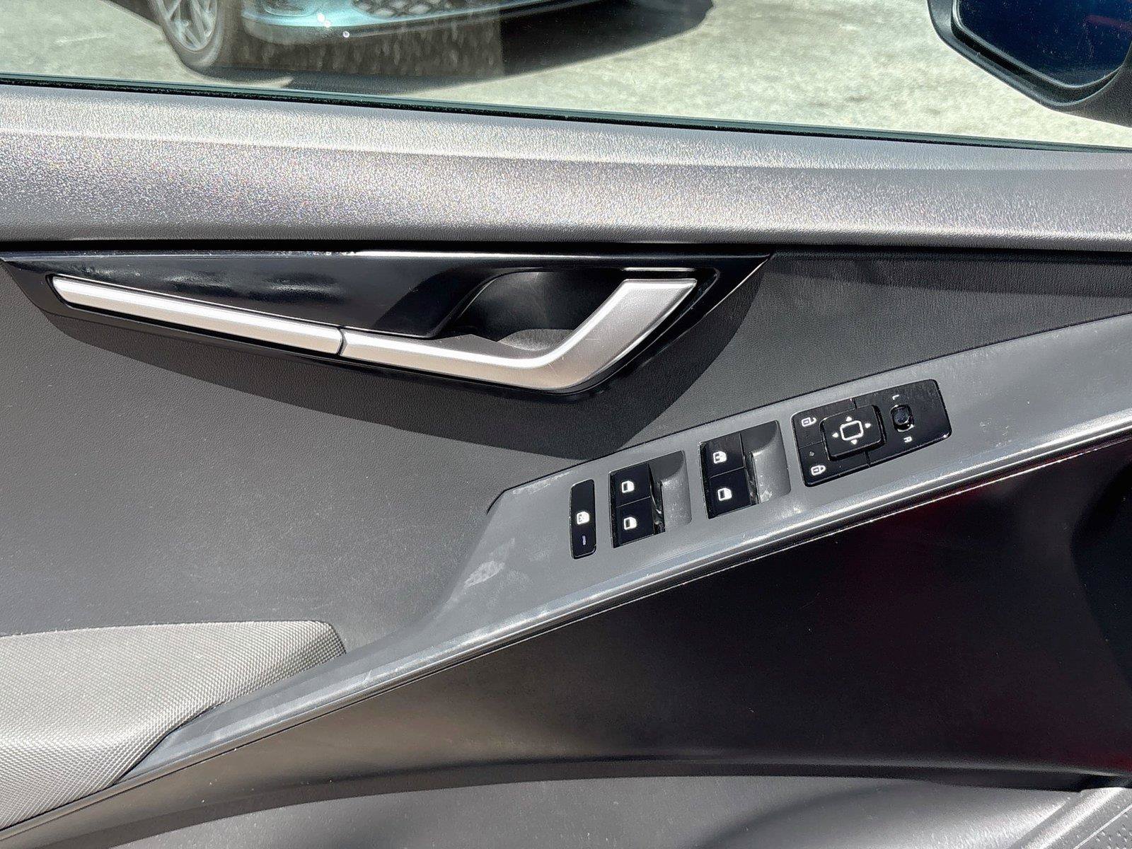 Used 2025 Kia Niro LX FWD image 17