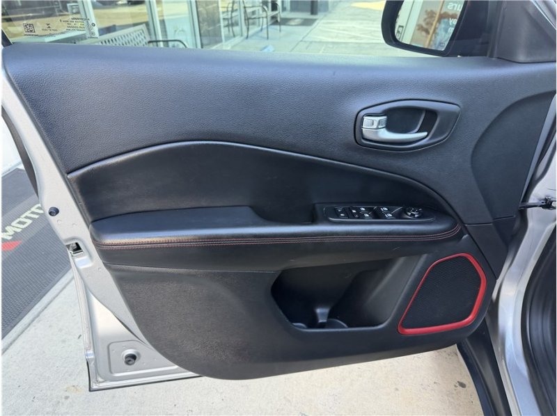 Used 2019 Jeep Compass Trailhawk w/ Leather Interior Group AWD/4WD image 14