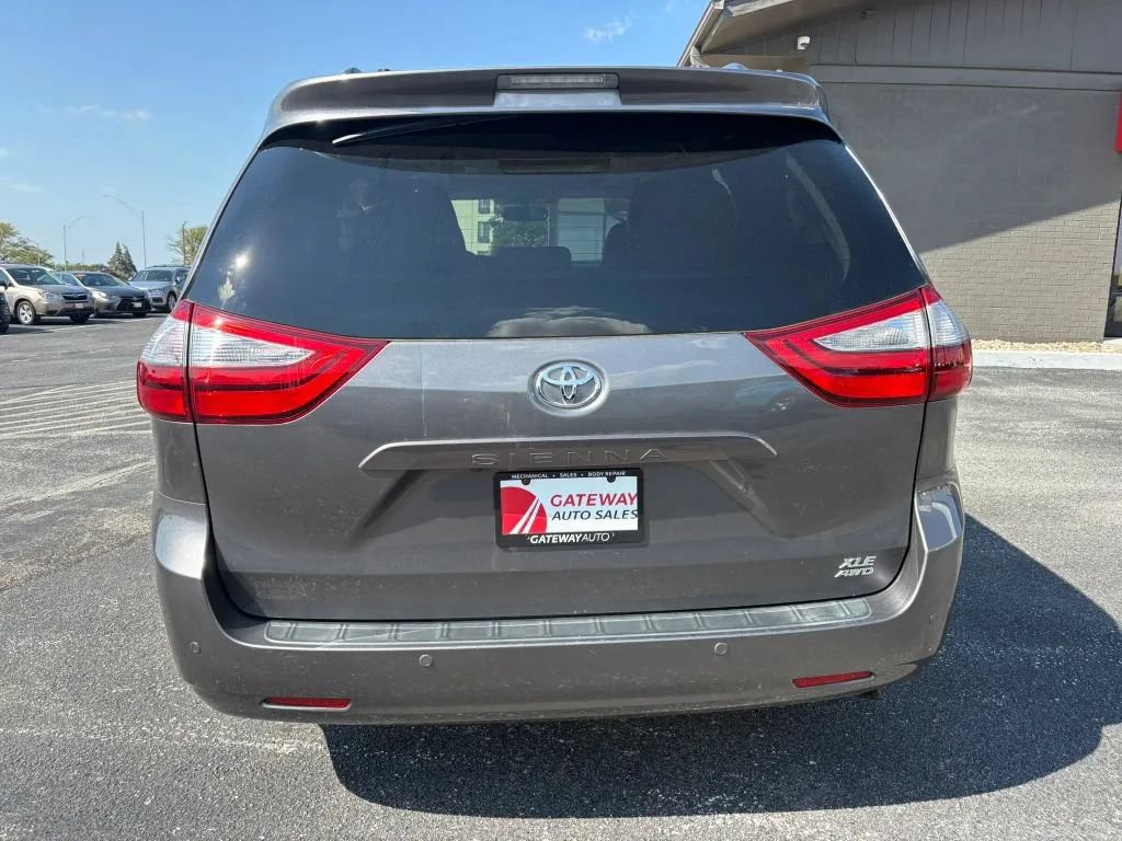 Used 2017 Toyota Sienna XLE Premium AWD/4WD image 4