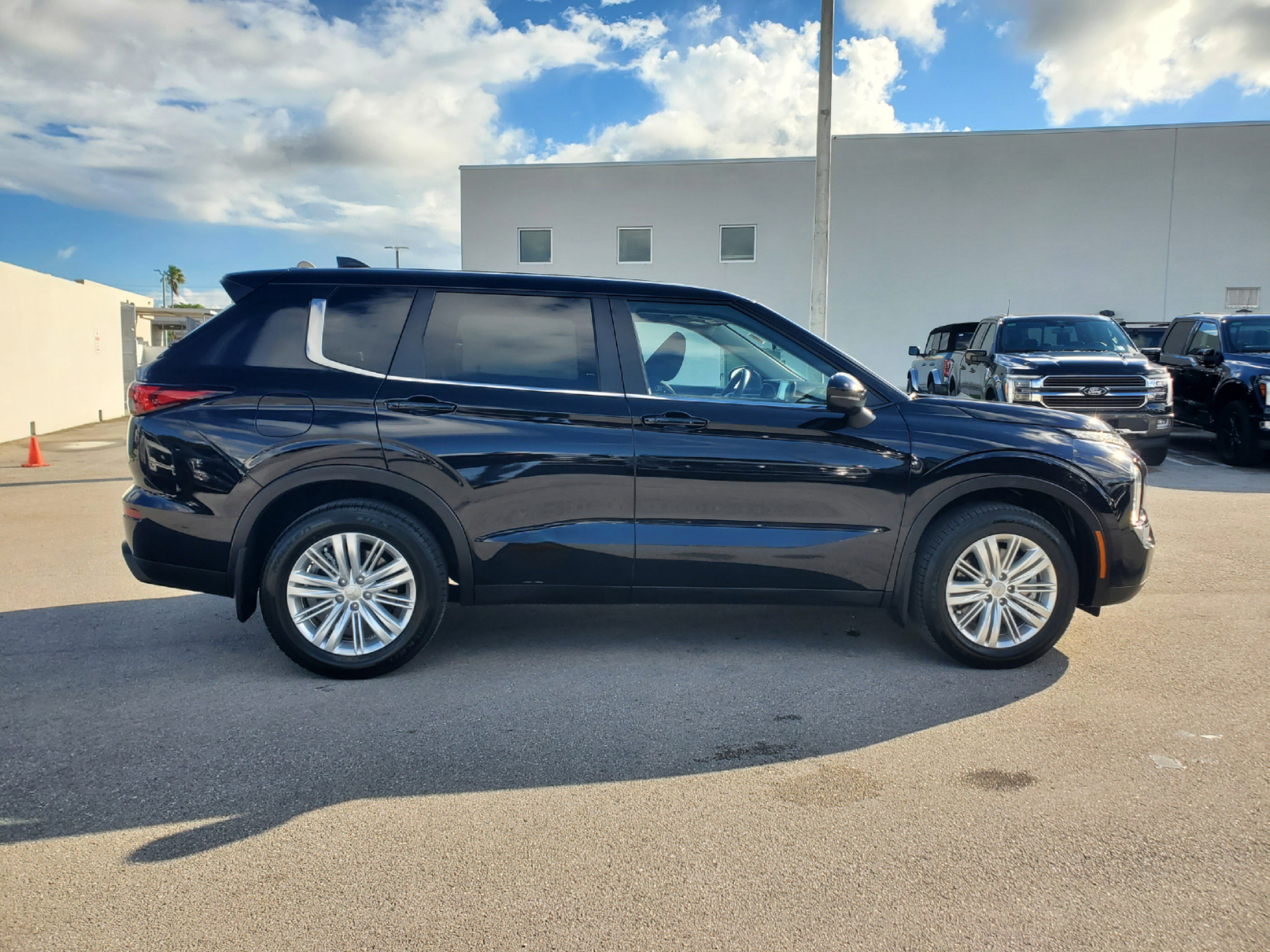 Used 2024 Mitsubishi Outlander ES image 4