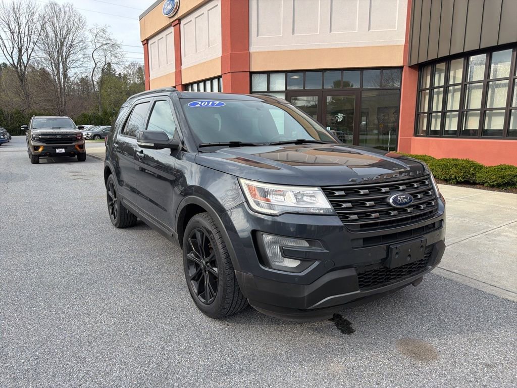 Used 2017 Ford Explorer XLT w/ Equipment Group 202A AWD/4WD image 9