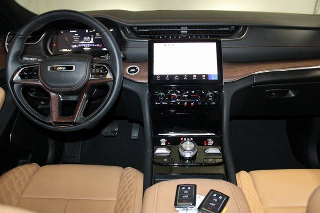 Used 2024 Jeep Grand Cherokee Summit image 17