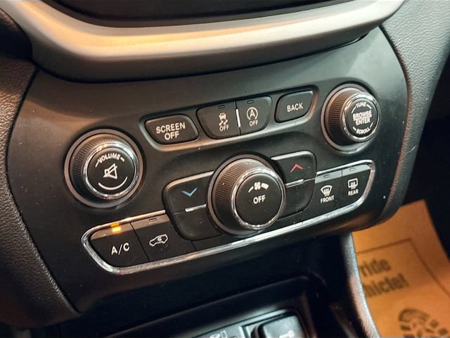 Used 2017 Jeep Cherokee Trailhawk w/ Cold Weather Group AWD/4WD image 13