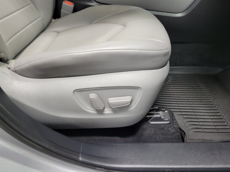 Used 2021 Toyota Highlander XLE AWD/4WD image 43