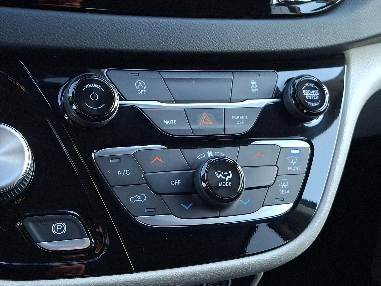 Used 2023 Chrysler Voyager LX FWD image 16