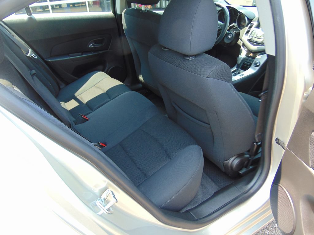 Used 2015 Chevrolet Cruze LT FWD image 4