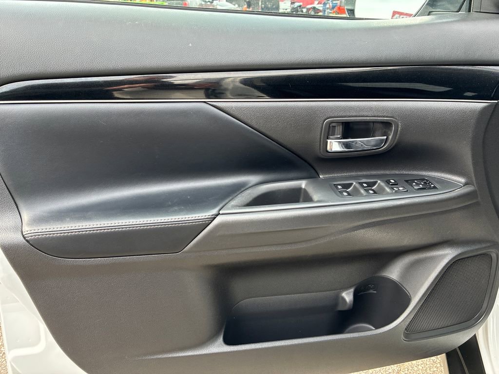 Used 2020 Mitsubishi Outlander SE image 12