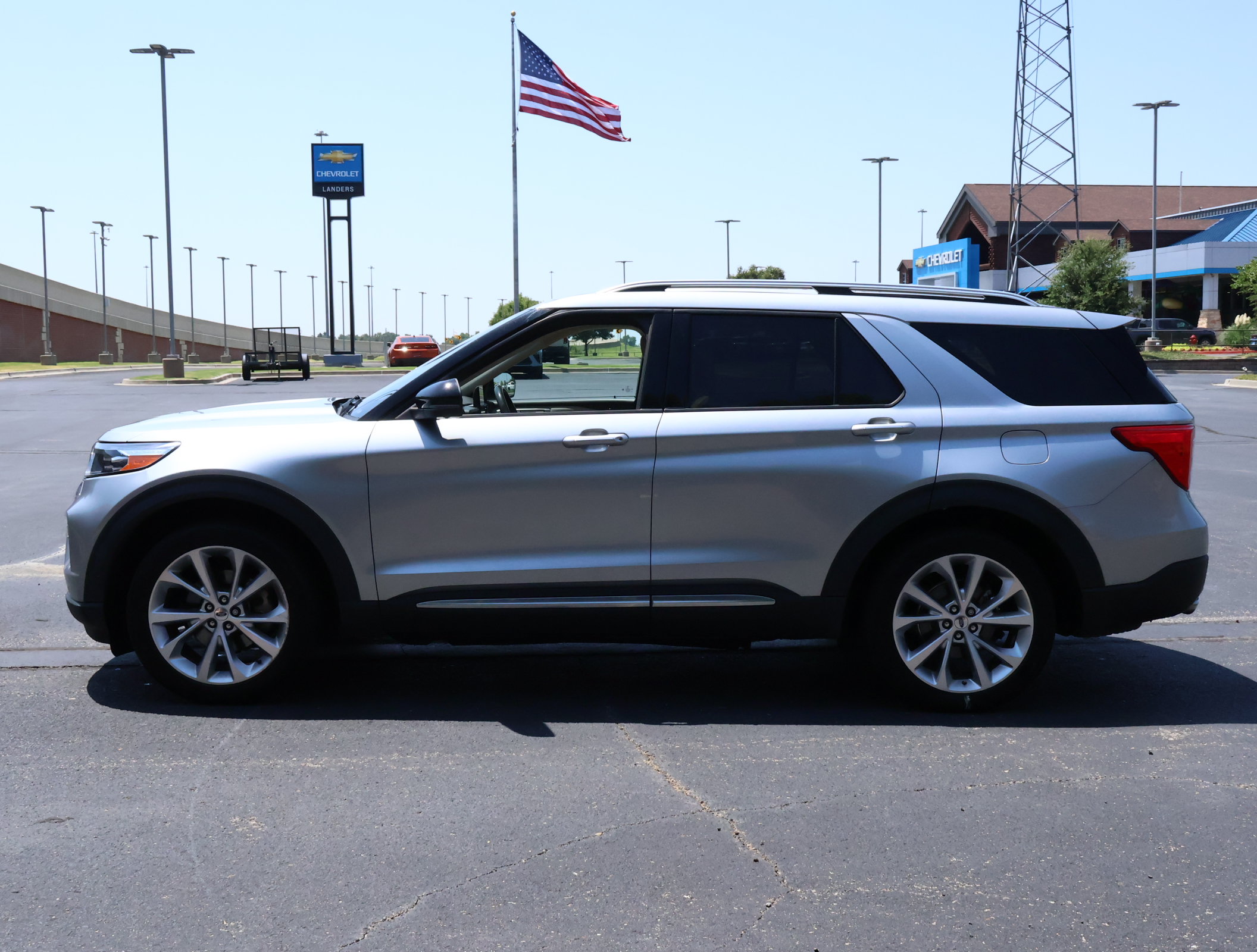 Used 2021 Ford Explorer Platinum w/ Equipment Group 601A AWD/4WD image 38
