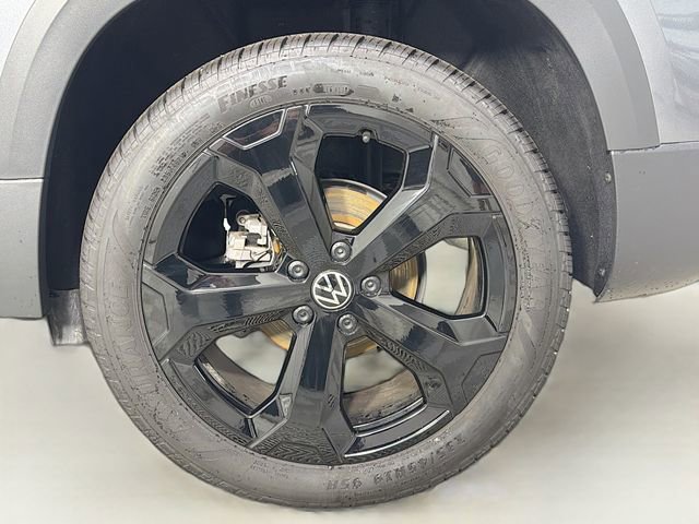 Used 2025 Volkswagen Taos SEL image 31