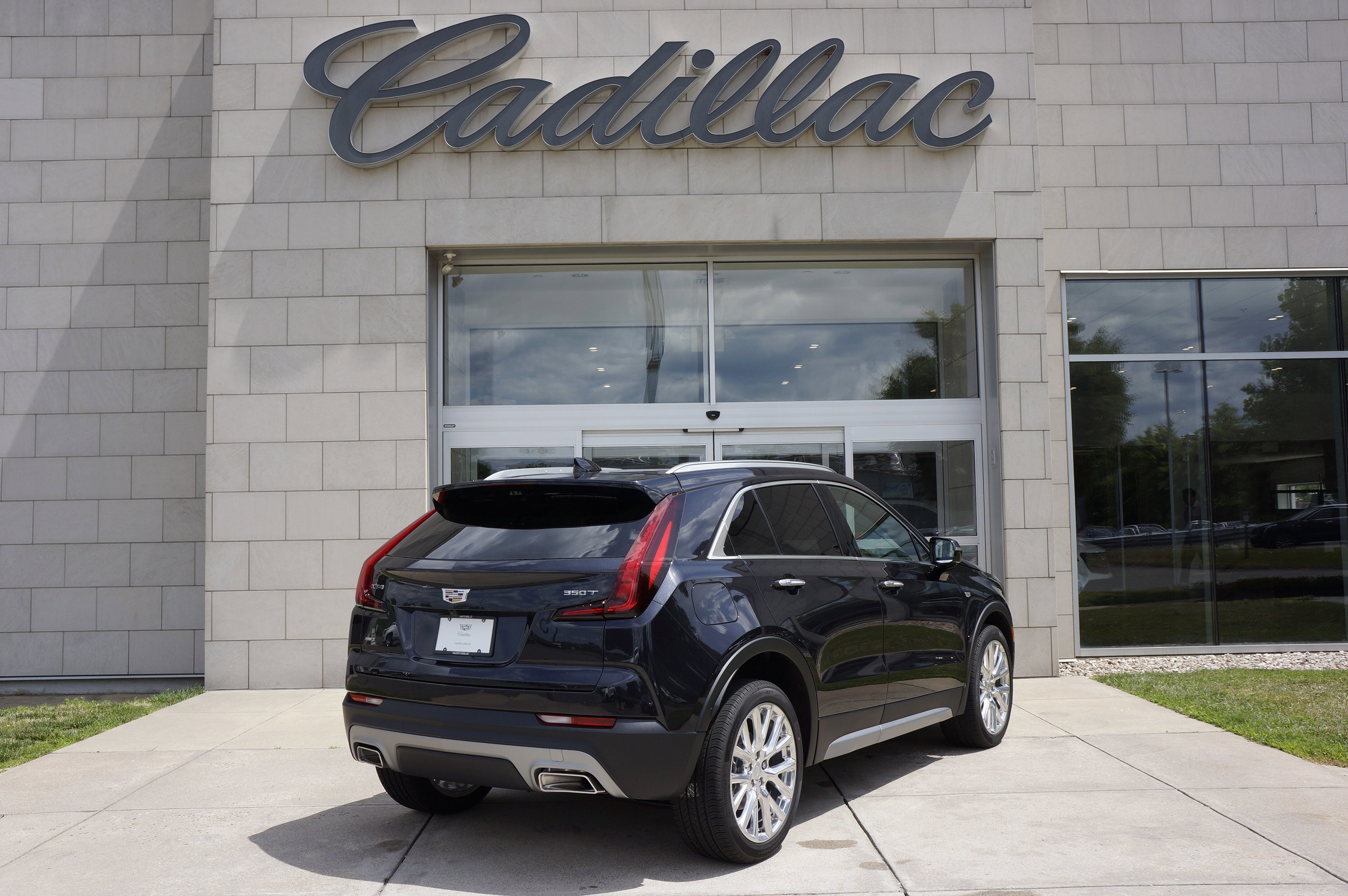 Used 2022 Cadillac XT4 Premium Luxury w/ Technology Package image 4