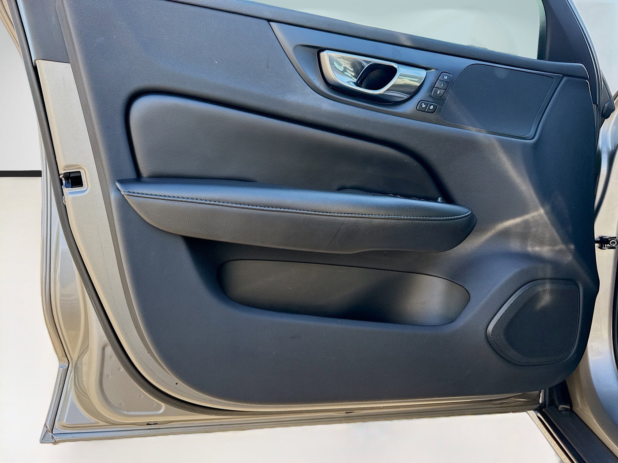 Used 2020 Volvo S60 T6 Momentum image 21