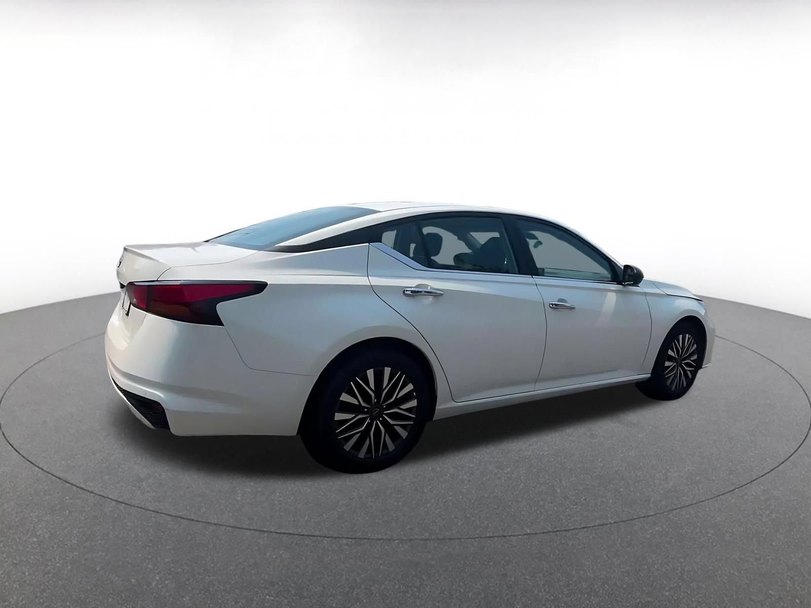 Used 2025 Nissan Altima 2.5 SV FWD image 13