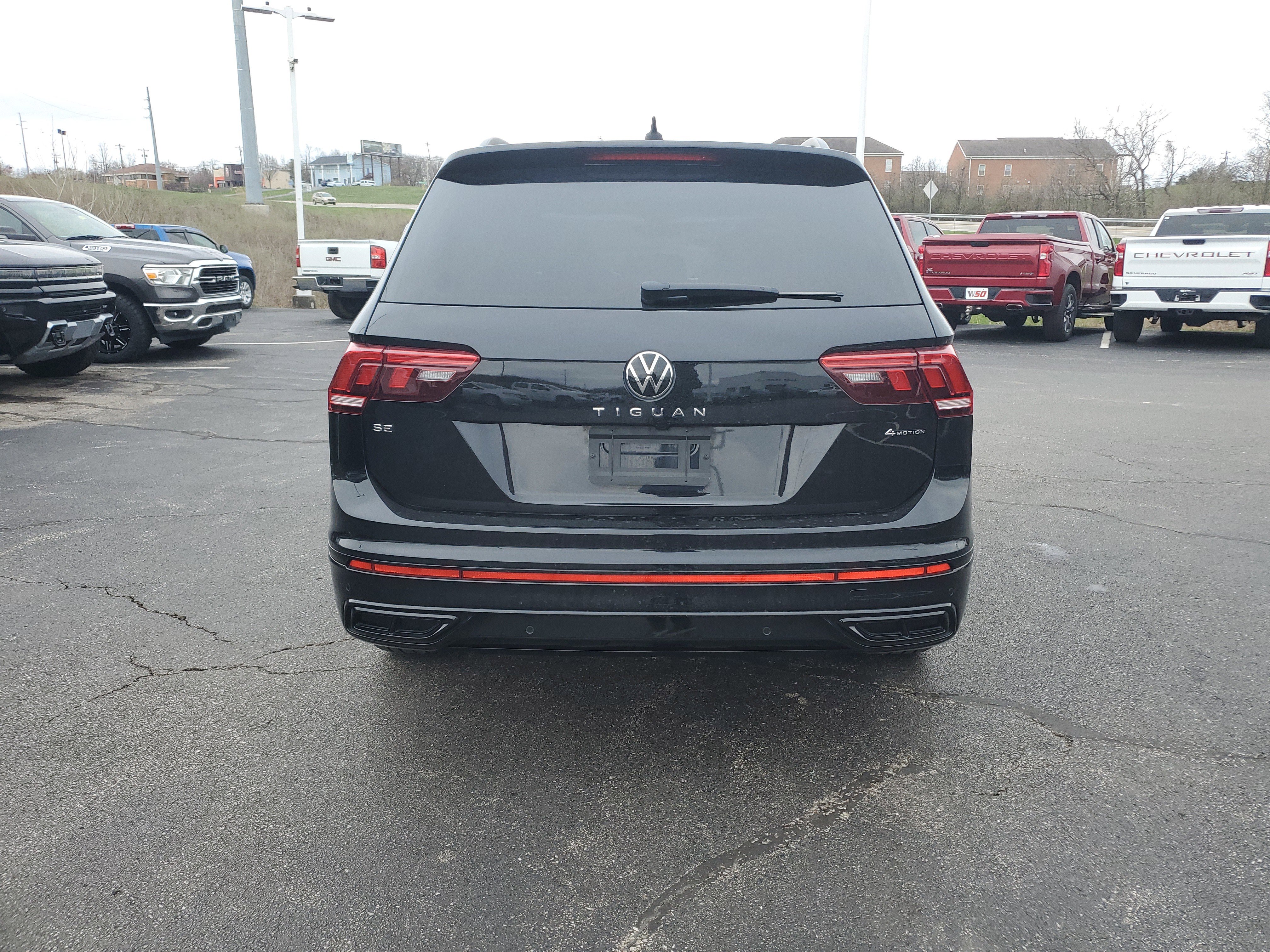 Used 2024 Volkswagen Tiguan SE R-Line image 5