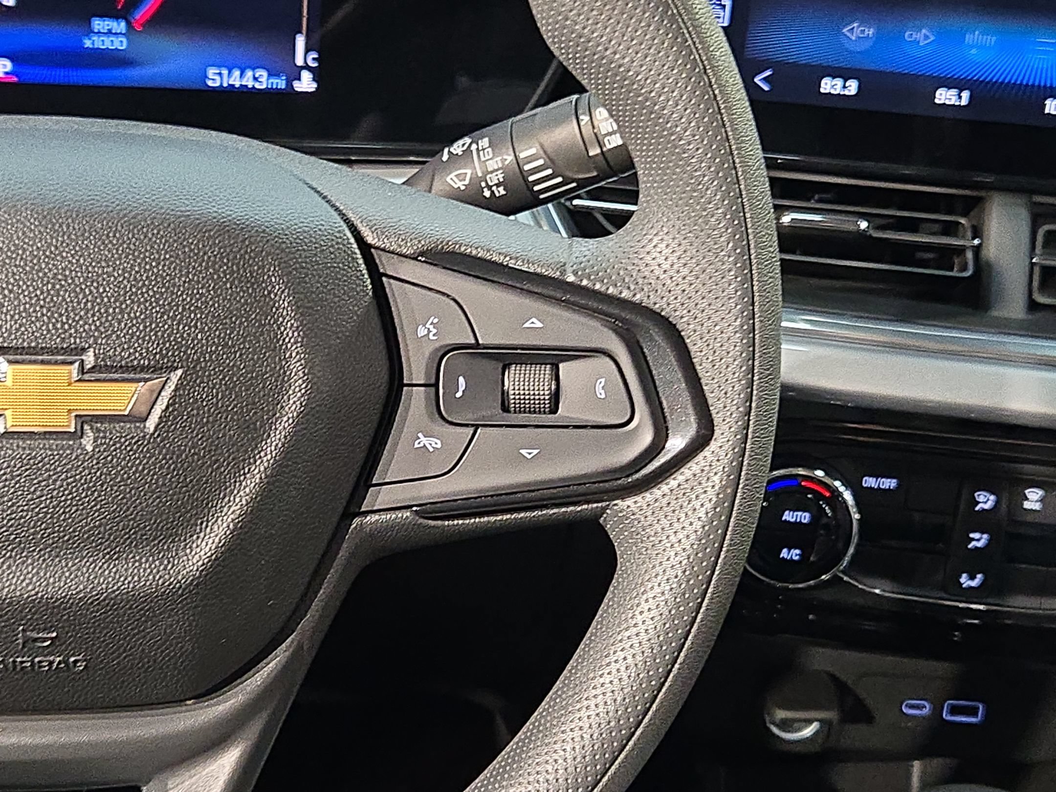 Used 2025 Chevrolet Trax LT FWD image 27