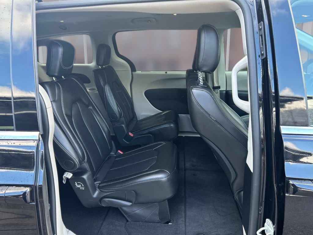 Used 2024 Chrysler Pacifica Touring-L image 15