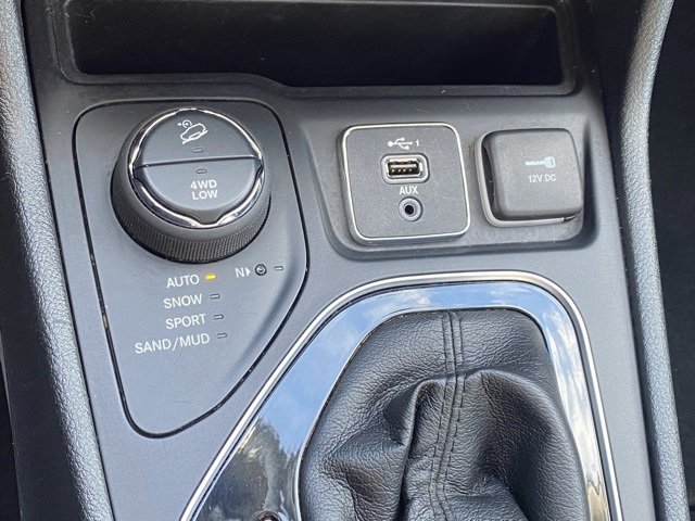 Used 2019 Jeep Cherokee Limited w/ Luxury Group image 24