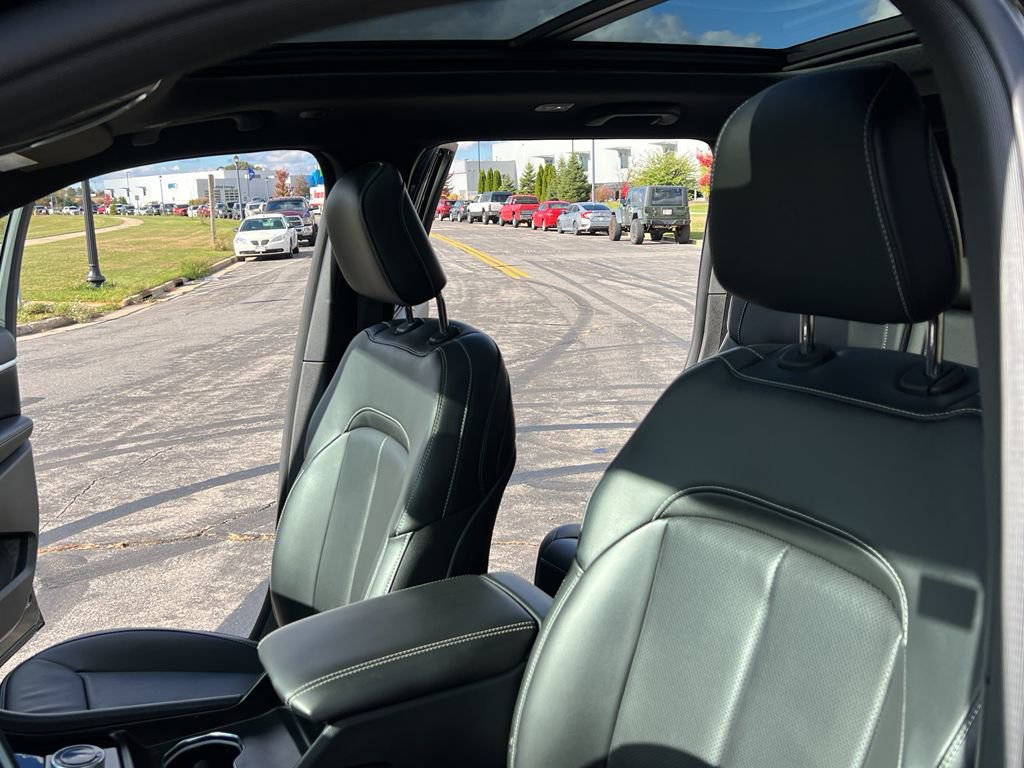 Used 2024 Jeep Grand Cherokee Limited w/ Luxury Tech Group II image 16