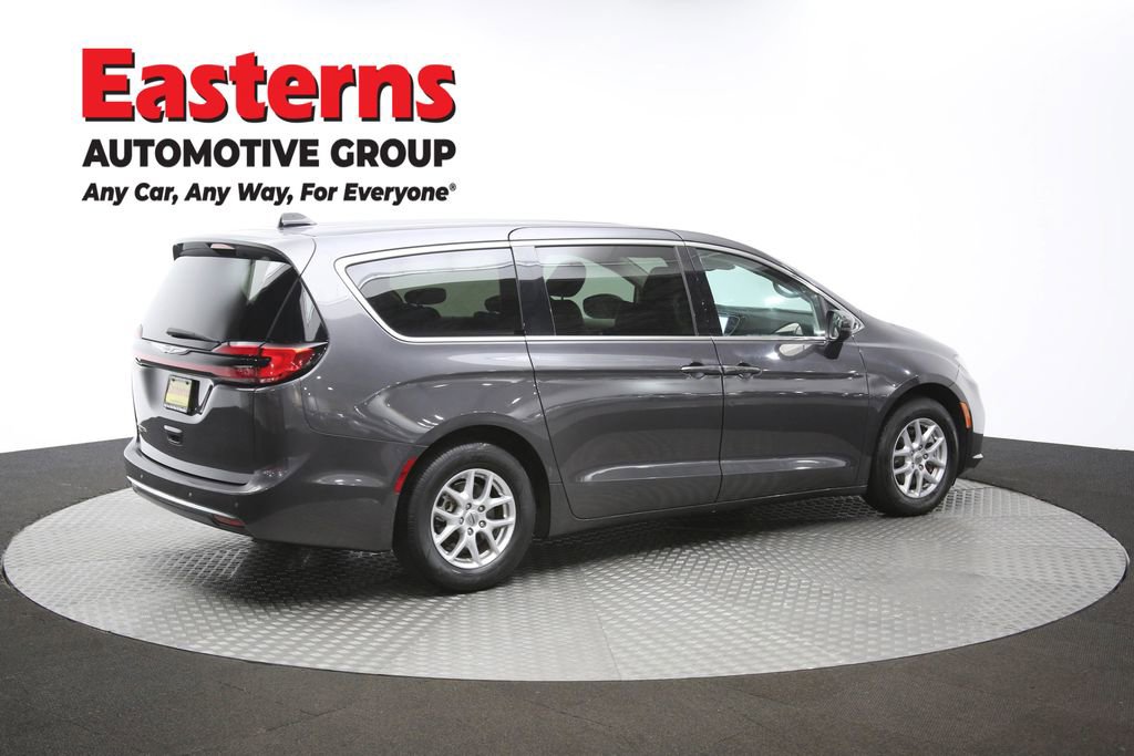 Used 2023 Chrysler Pacifica Touring-L image 43
